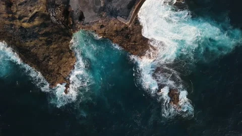 Overhead view of waves splash on rocks Video stock 132071915