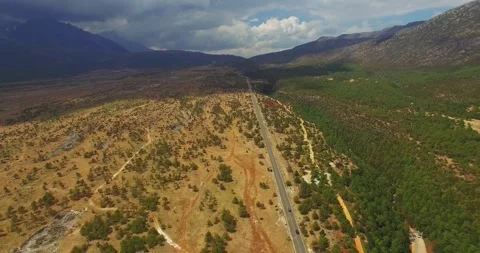 Overhead View of Yulong Snow Mountain Highway in Lijiang China Stockbeeldmateriaal 336882275
