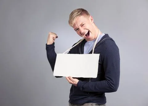 Overjoyed man presenting empty signboard. Foto stock