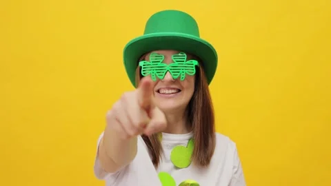 Overjoyed St. Patrick's Day leprechaun model female in green hat and clover  Vídeo Stock 293241108