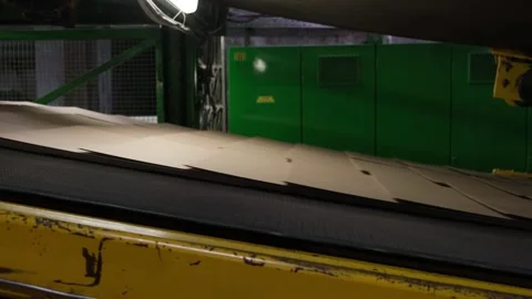 Overlapping cardboard sheets moving on automated conveyor line inside moder.. Vídeo Stock 337669096