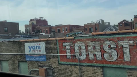 Overlooking Chicago - Brown Line CTA Train Vidéo 164497599