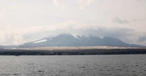Overlooking the cloudscape over Mount Fuji from across Lake Yamanaka. Stock Footage 61490451
