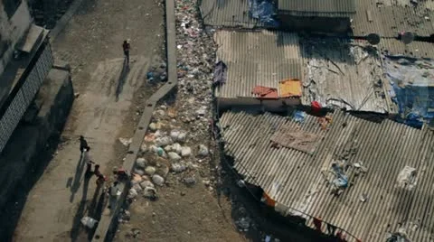Overlooking poor area in Mumbai Video stock 10984775