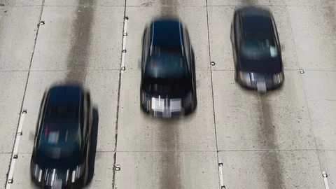 Overlooking traffic on freeway 스톡 동영상 112766232