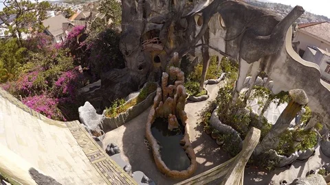 Overlooking view of Hang Nga Crazy House, an architectural attraction in Dala Vídeos de archivo 74617495