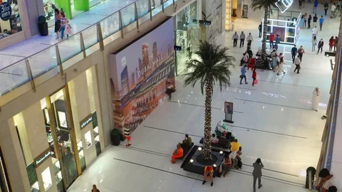 Overlooking View of Shoppers inside Dubai Mall, with Sound Vidéo 84429592