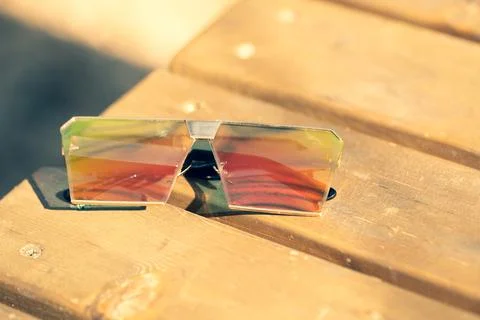 Oversized sunglasses model with big flat lenses shoot outside in a sunny day Stockfoto's