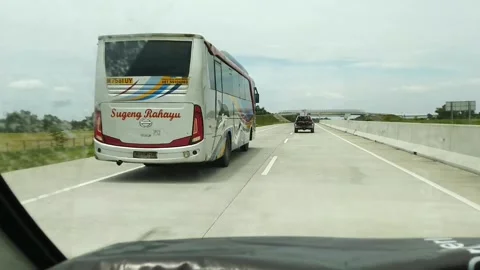 Overtaking the bus Video stock 170836034