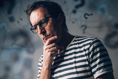 Overthinking and overanalyzing or analysis paralysis concept, perplexed anx.. 스톡 사진