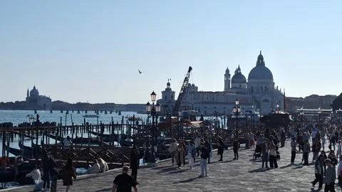 Overtourism in Venice during Easter national holidays 스톡 동영상 332289558