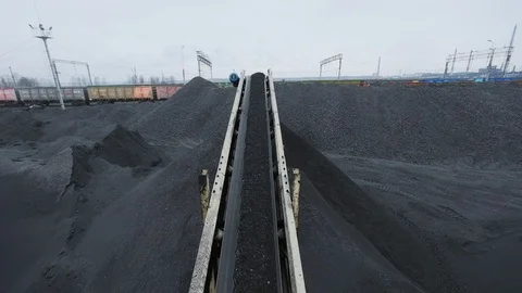 An overview of amoving belt conveyor loaded with coal Video stock 101503466