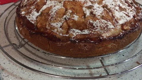 Overview on Apple Pie just out of the oven, close up. 库存影片 129463370