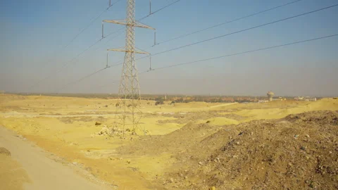 Overview of a construction site at the edge of a large city in the desert. Vídeos de archivo 306027388
