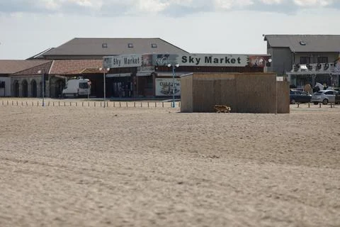 Overview of the empty Vama Veche beach and some pubs and restaurants on a s.. Foto stock