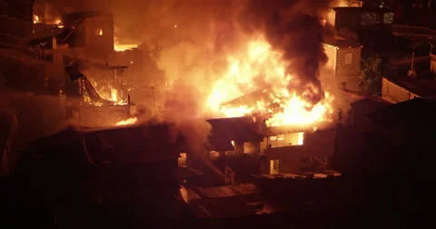 Overview of intense fire inferno in poor settlement Video stock 65818111
