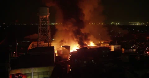 Overview of intense fire inferno in poor settlement Video stock 65838023