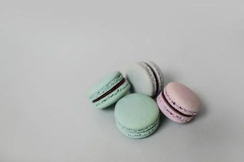 Overview of macaroon or macaron biscuits on grey background. 스톡 사진