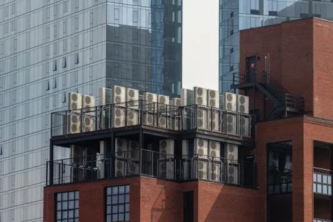 Overview of multiple air conditioning units on the roof of New York building Foto stock