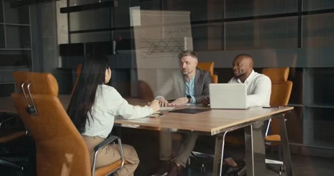 An overview of successful teamwork in the office. A team of two men and a girl Vídeos de archivo 243455096