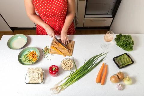 Overview of table with vegetable ready to be chopped for vegetable wok Foto stock