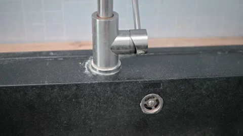 An overview of white limescale deposits from water on a modern black kitchen 库存影片 337101460