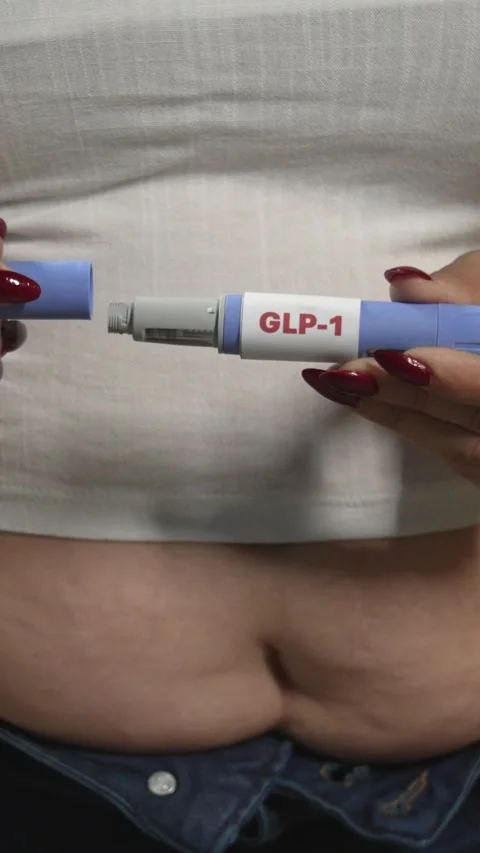Overweight patient setting up GLP-1 medication pen at home, modern diabetes Vidéo 332807822