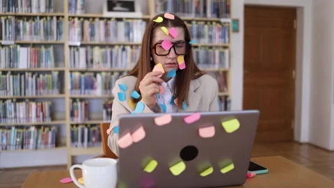 Overwhelmed office worker covered in sticky notes during a chaotic workday Vídeo Stock 342178431