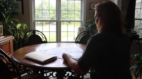 Overwhelmed with Stacks of Bills Vidéo 31553163