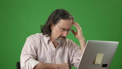 Overworked businessman falling asleep at work desk on green screen chroma key Vídeos de archivo 147634654