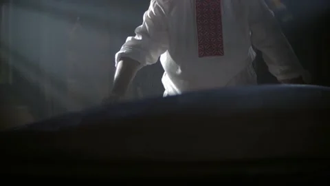 The owner lays the tablecloth on the table Vidéo 156746130