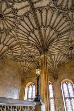 Oxford chapel ceiling interior with Gothic vaults and historic architecture 库存照片
