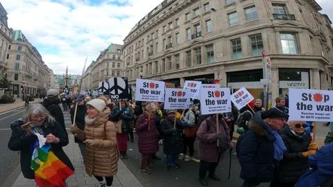 Oxford circus crowd with stop the war sign London march to support ukraine Stock Footage 171518613