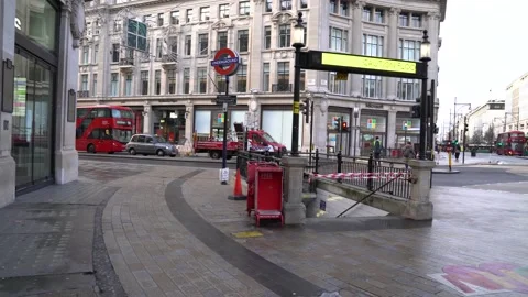 Oxford Circus empty during a national lockdown during the COVID-19 pandemic 4K Stockbeeldmateriaal 146273662