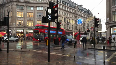 Oxford Circus Winter showers. Video stock 166323767
