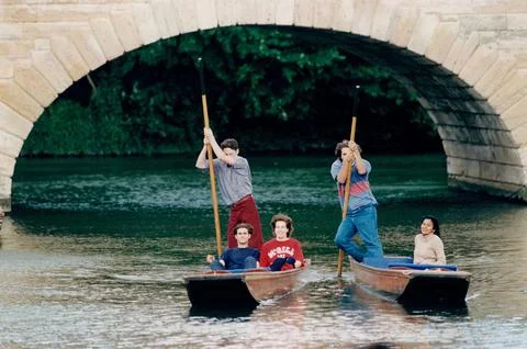 Oxford University Students Punting On The River Oxford - 1994 A Punt Is A Flat-b Stock Photos