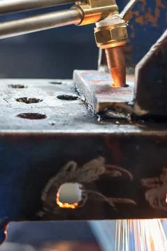 Oxy-fuel cutting torch cutting metal plate. 库存照片
