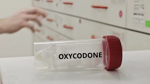 OXYCODONE tablets used to treat moderate to severe pain as opioid analgesic 스톡 동영상 332479678
