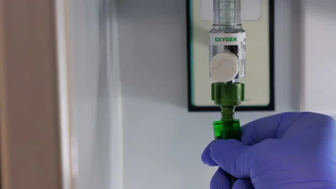 Oxygen equipment attach and adjust 库存影片 153002477
