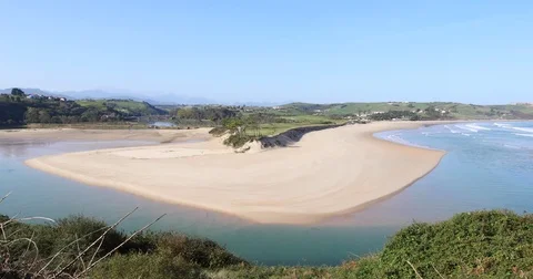 Oyambre Beach in Cantabria Video stock 81583997
