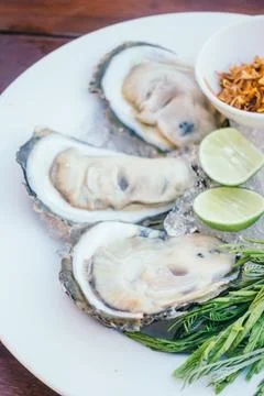 Oyster shell with spicy sauce 库存照片