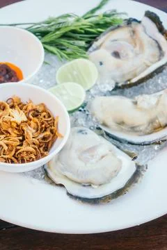 Oyster shell with spicy sauce 库存照片