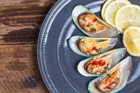 Oysters with lemon Stock-Fotos