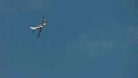 P-51 Mustang fighter performs tight turn and exits shot Video stock 83598861