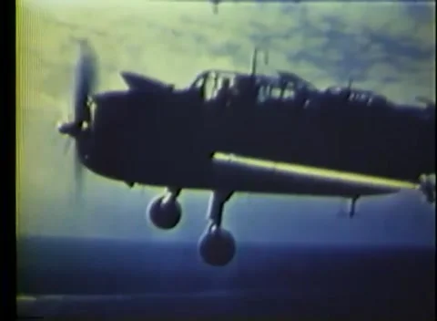 PACIFIC - 1943: Strike aircraft - Two machines pass through drifting haze 库存影片 343931683