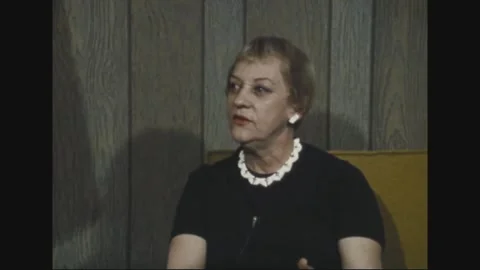 PACIFIC - 1973: Listening pause - Office worker listens quietly Видео 344497009