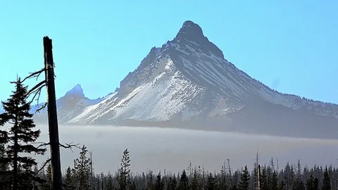 Pacific Northwest Jagged dramatic peak- Mount Washington Time lapse 스톡 동영상 81666700
