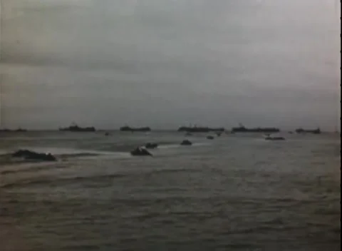 PACIFIC OCEAN - 1944: Task force anchorage — ships at anchor across a wide bay 库存影片 343119937