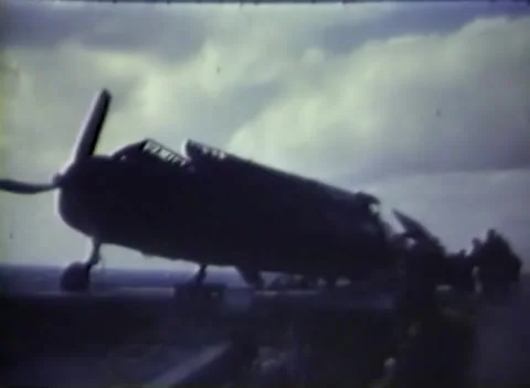 PACIFIC OCEAN - 1945: Airfield ops - Fighter Aircraft Parked On Deck 库存影片 343786266