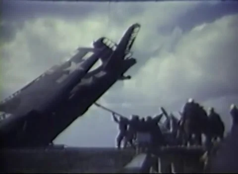 PACIFIC OCEAN - 1945: Airfield ops - Folded-Wing Fighter On Deck Crew 库存影片 343786267
